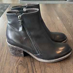 AGL. Leather ankle booties